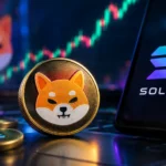 Shiba Inu laajenee Solanaan: SHIB-kolikko, Solanan logo puhelimen näytöllä ja nouseva kurssikaavio.